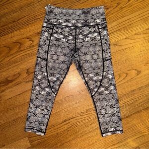 Zyia sz 6-8 Light n Tight Athletic Leggings Workout Shimmer Snake Med Crop